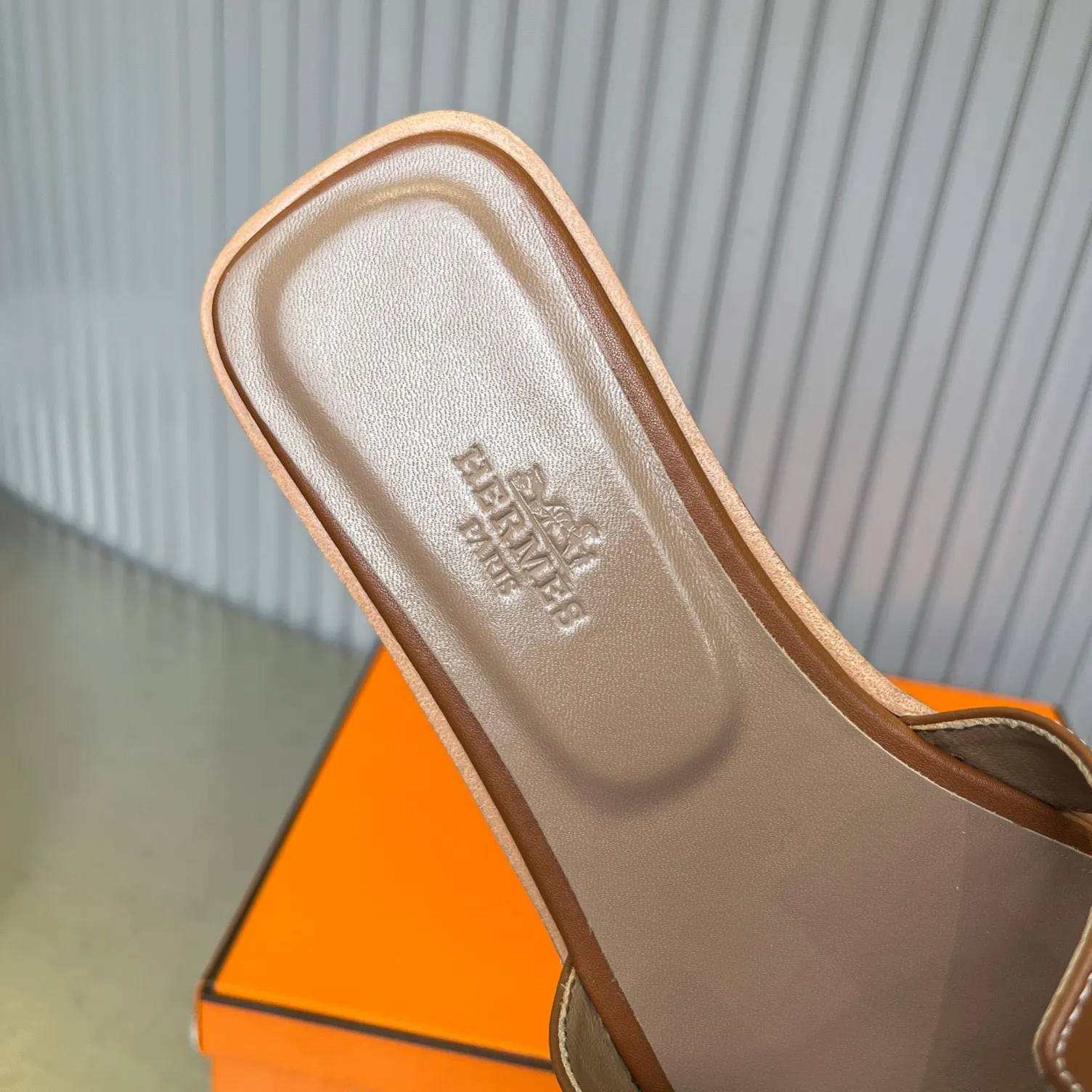 👟👟Ex-factory price 480👟👟 New style in early spring, splicing technology, new revision (Hermès), upgraded packaging, upgraded version and workmanship materials. Hermes®🔴The highest version of handmade shoes on the market ✨✨ Top product Hermès slippers🐎 —————————— The new model in early spring is the same as the original version, handmade by masters! ❥High-end customization, exclusive products, the highest version in the industry⚠❥Using: Hermers upper: Italian imported cowhide + original custom-grade Australian sheepskin feet + genuine leather outsole (pursuing top walking comfort) ✨~~〰〰〰〰❥ Packaging: ✔🚦Pay attention to the packaging➰Top-level exclusive box 〰The original top quality is on sale━━━━Hermes━━━━━ size: 35-40 (34.41.42 custom-made, non-refundable)